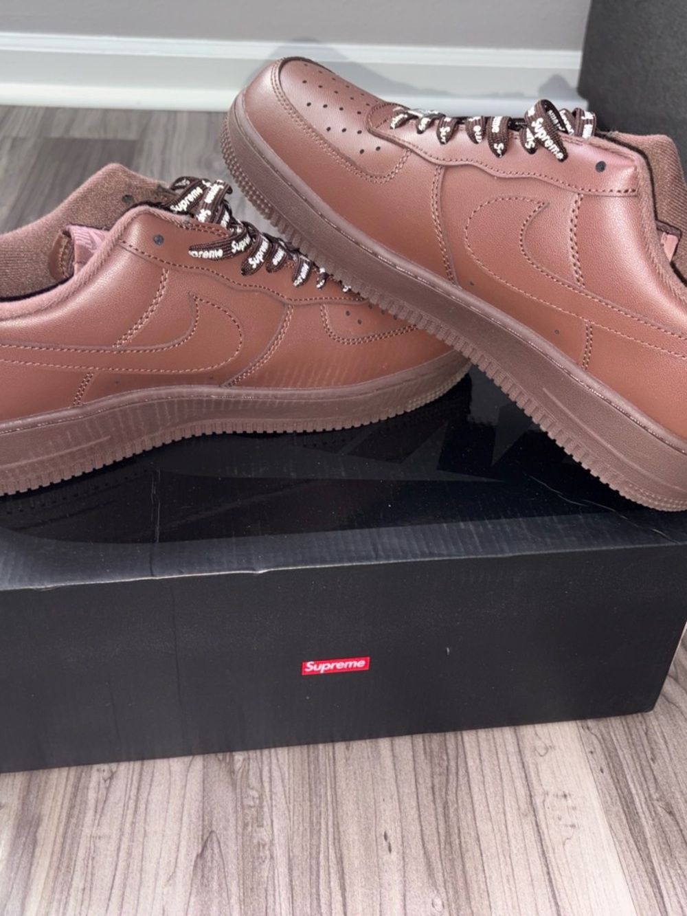 Supreme Men's Chocolate Brown Low-Top Sneakers
